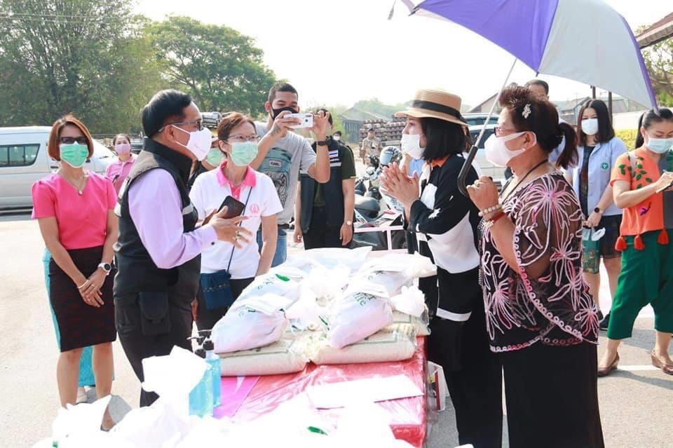 ร่วมมอบถุงยังชีพ ให้คนขับรถยนต์สี่ล้อเล็กรอบเวียง จ.ลำปาง 