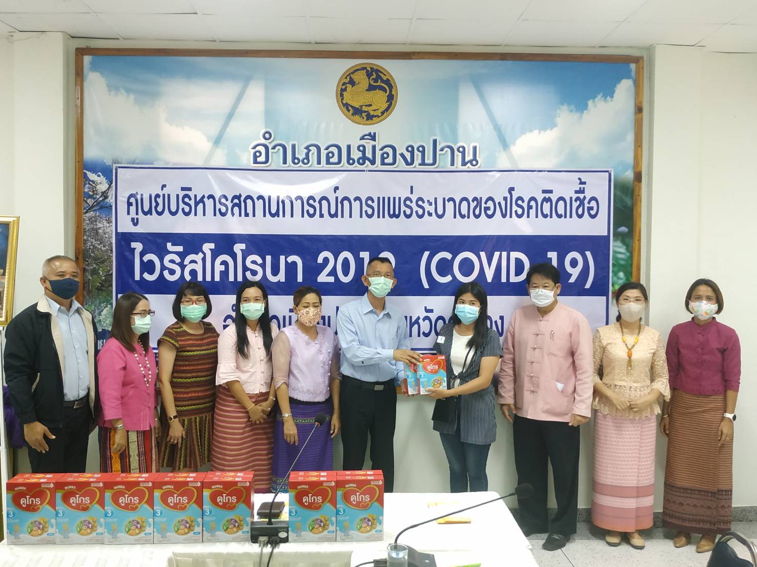 ร่วมมอบนมผงสำหรับเด็กในครอบครัวยากจน ที่ได้รับผลกระทบจากการแพร่ระบาดของโรคไวรัสโคโรน่า (covid-19)