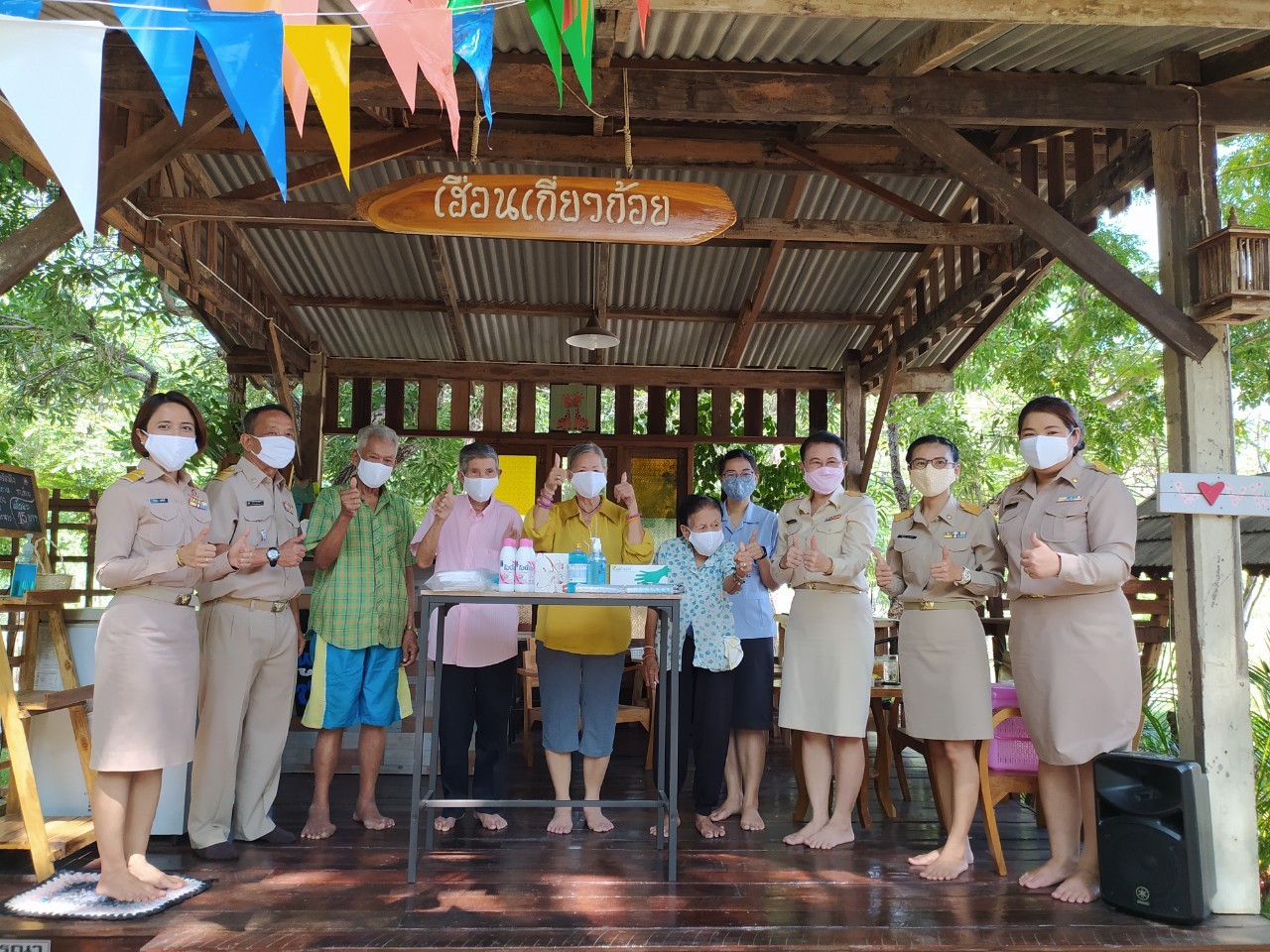 รับมอบสื่อความรู้และชุดสุขอนามัย 