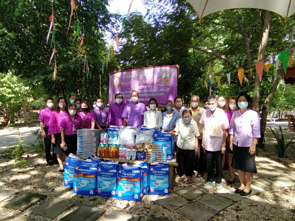 ผู้พิพากษาหัวหน้าศาลแขวงลำปาง  และคณะ มอบสิ่งของ