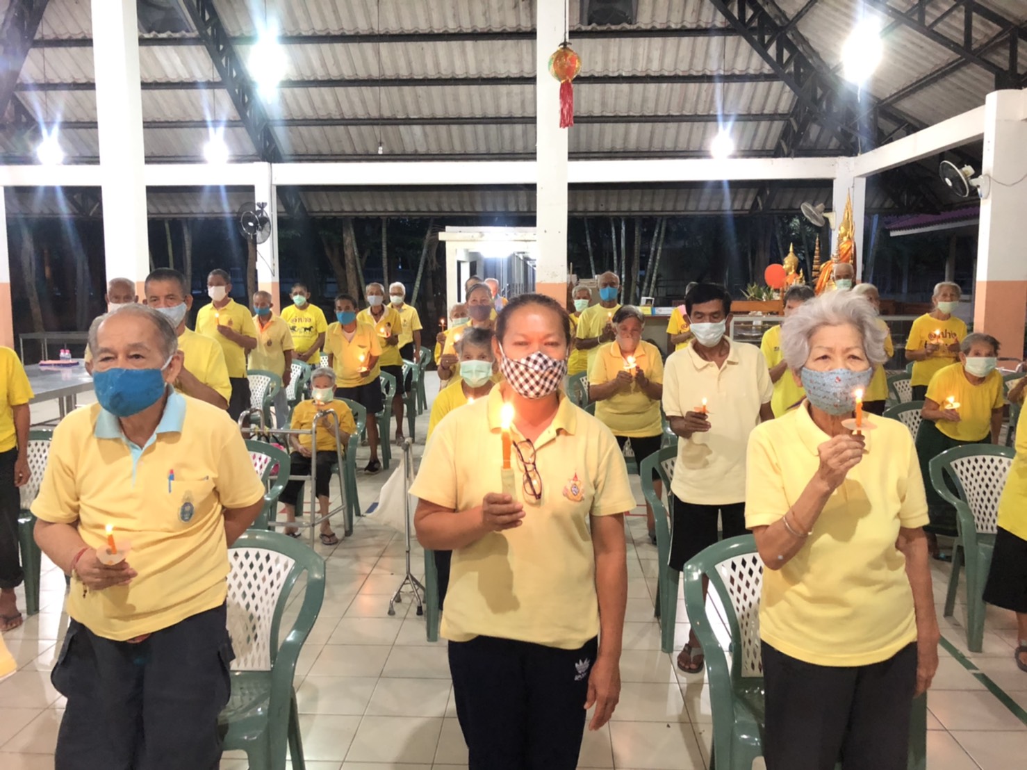 เจ้าหน้าที่และผู้สูงอายุร่วมพิธีจุดเทียนชัย