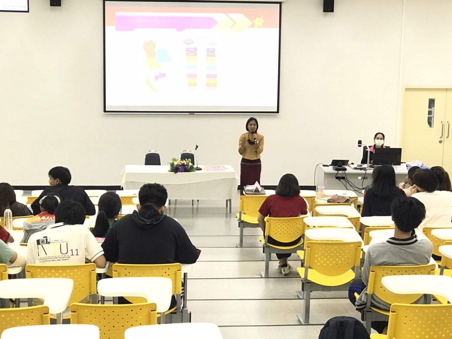 ร่วมเสวนาเรื่อง อัตลักษณ์ที่หลากหลายในงานด้านสังคมสงเคราะห์