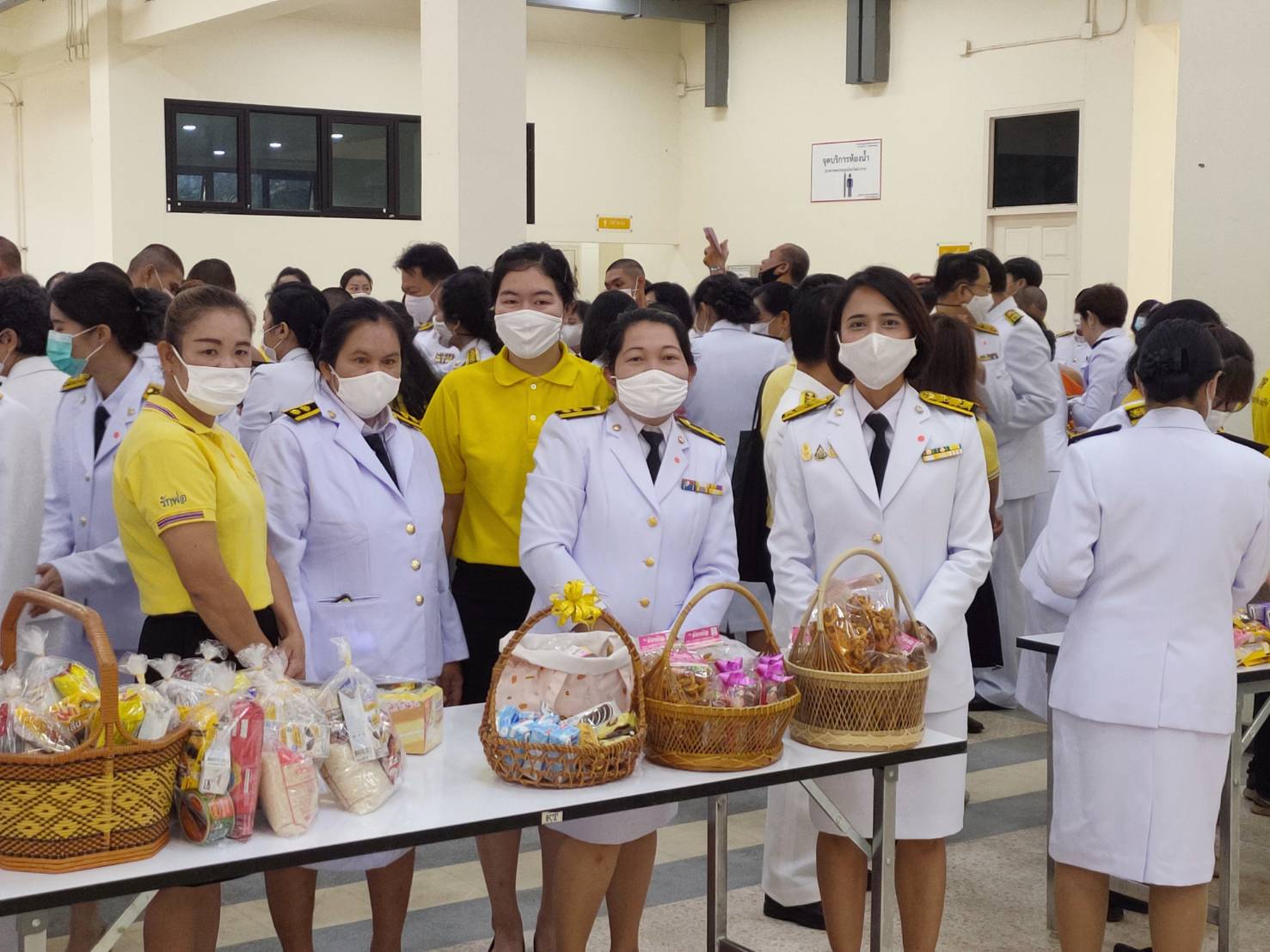 ร่วมพิธีบำเพ็ญกุศล ทำบุญตักบาตรเนื่องในวันคล้ายวันสวรรคต พระบาทสมเด็จพระบรมชนกาธิเบศรมหาภูมิพลดุลยเดชมหาราช บรมนาถบพิตร