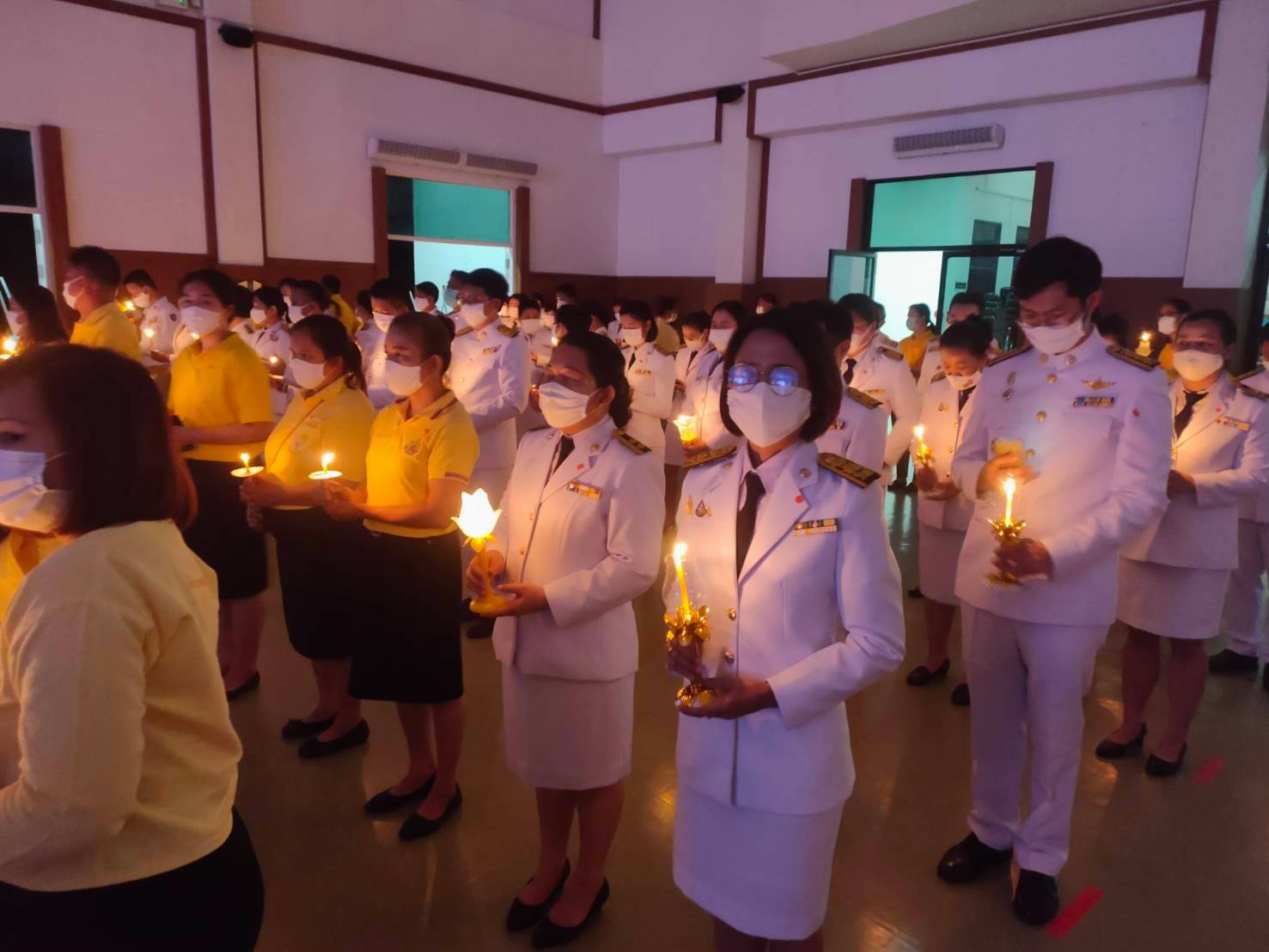 ร่วมพิธีจุดเทียนเพื่อน้อมรำลึก ในพระมหากรุณาธิคุณ