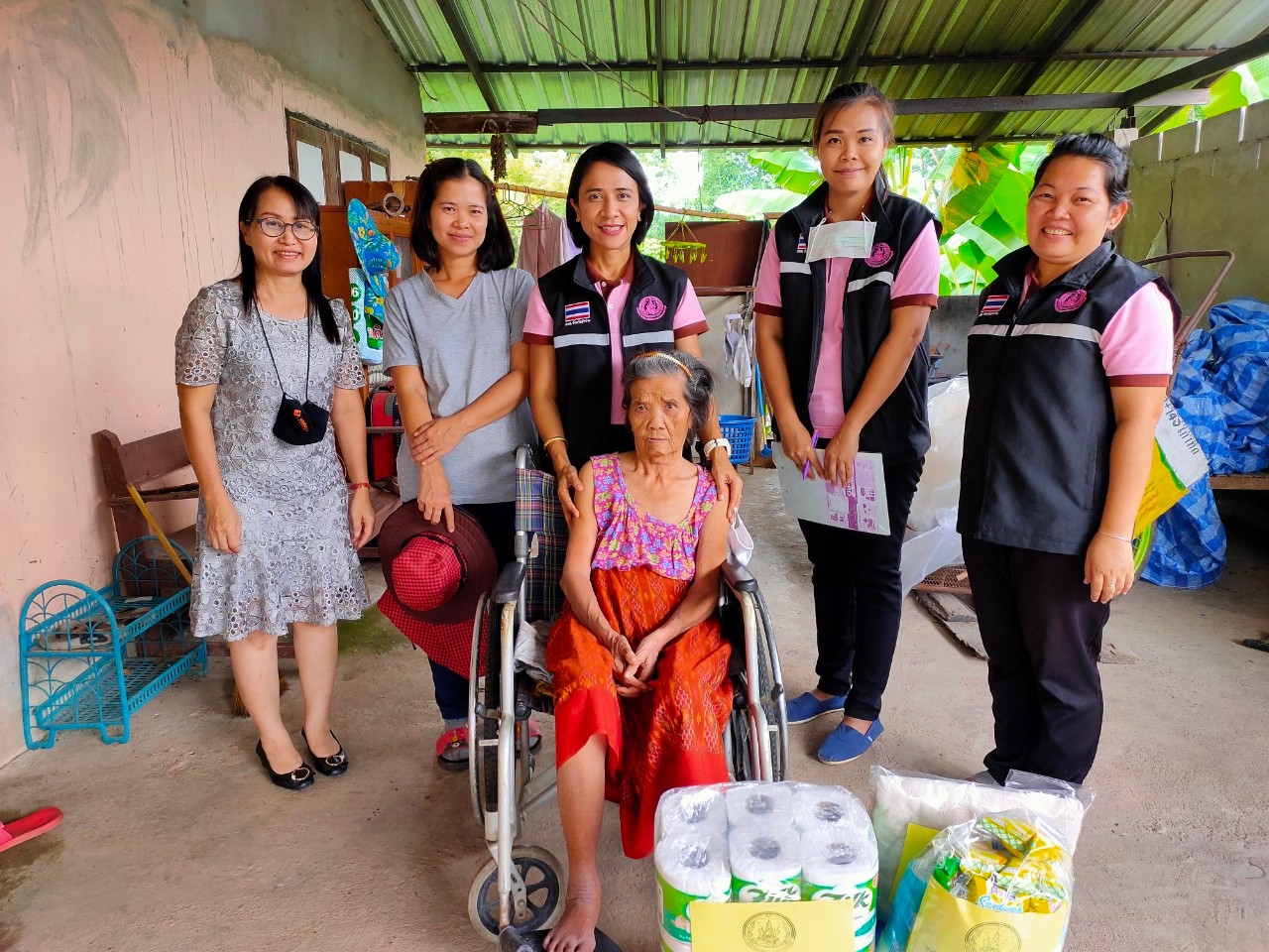ลงพื้นที่เยี่ยมบ้านผู้สูงอายุประสบปัญหาทางสังคม