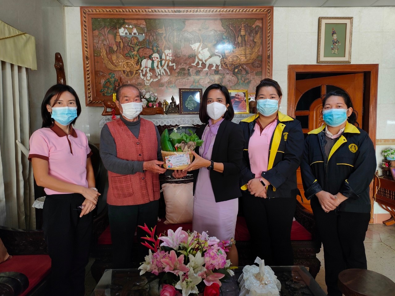 เยี่ยมผู้สูงอายุที่เป็นแบบอย่างที่ดีในสังคม