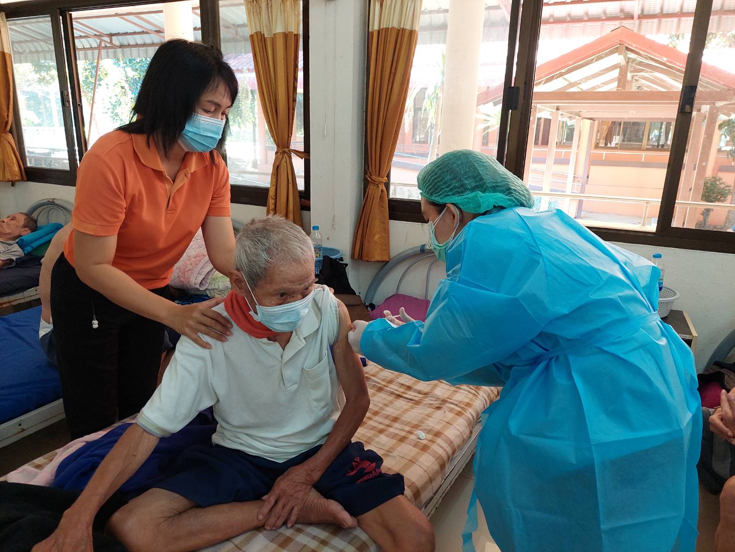 ฉีดวัคซีน Covid-19 ให้คุณตา คุณยายในสถาบัน