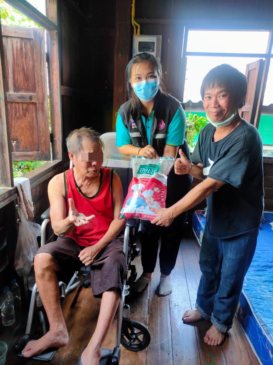 มอบรถเข็นวีลแชร์ ให้ผู้สูงอายุ