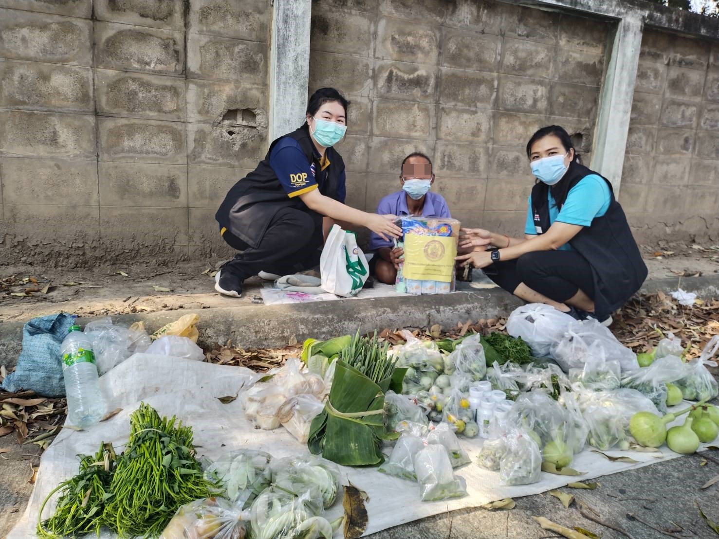 เยี่ยมเยียนถามไถ่ผู้สูงอายุ นั่งขายผักริมถนน