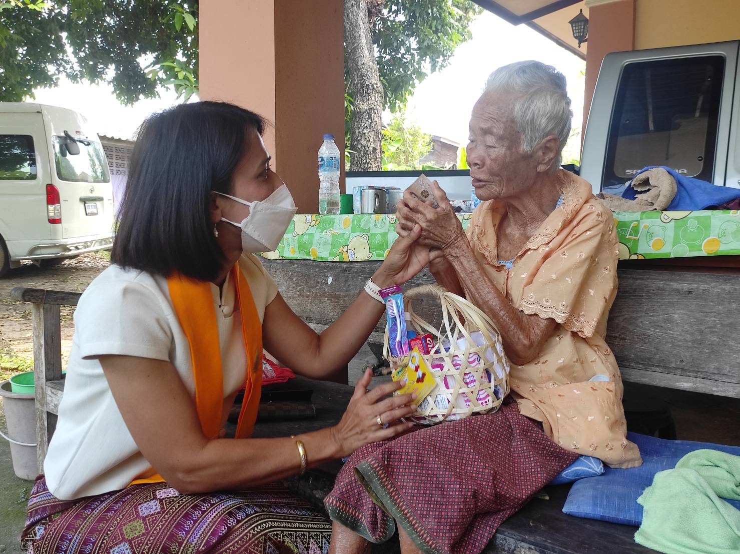 ลงพื้นที่เยี่ยมเยียนให้กำลังใจผู้สูงอายุ  เนื่องในเทศกาลปี๋ใหม่เมือง