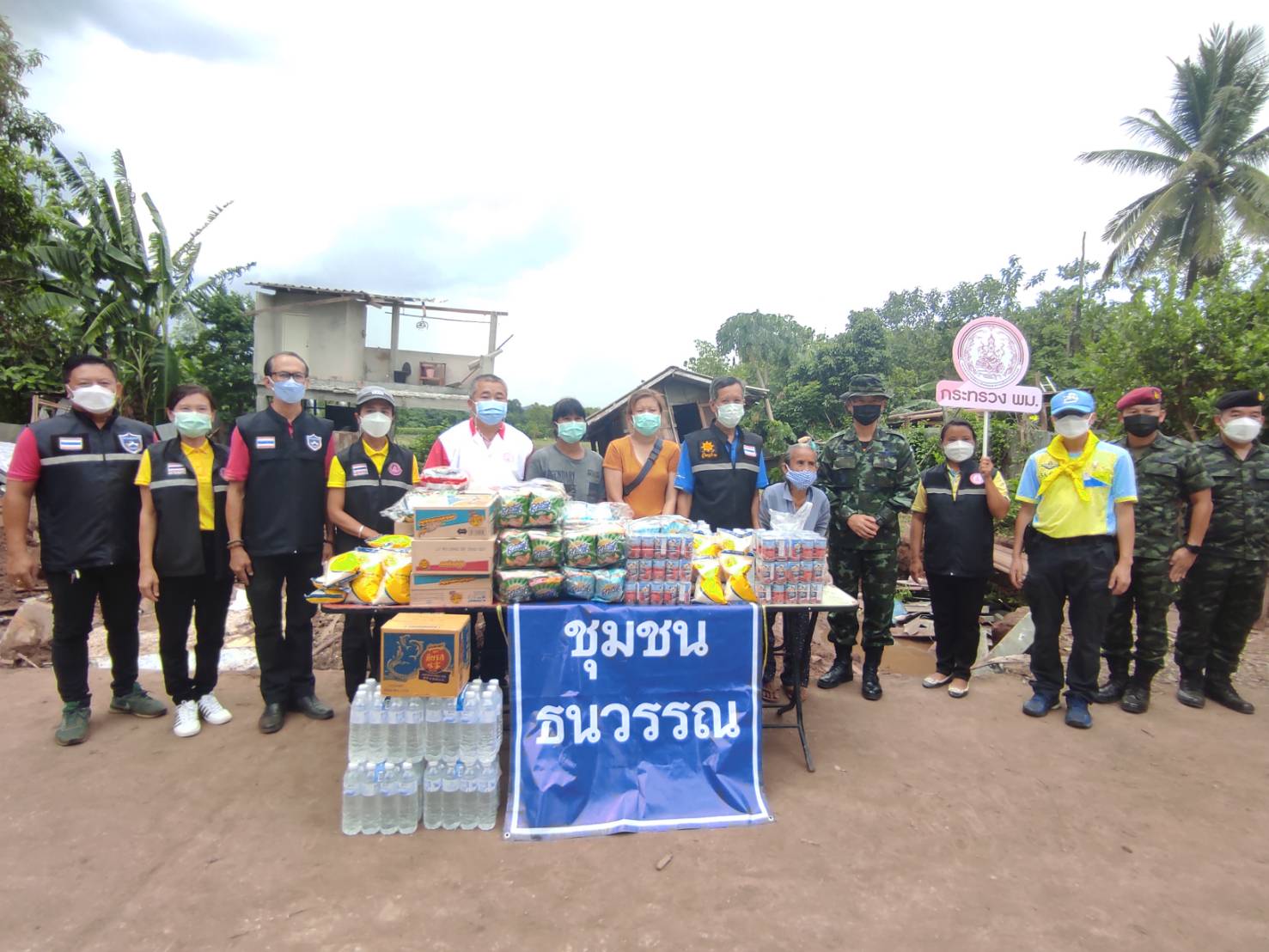 ลงพื้นที่เยี่ยมบ้านผู้ที่ประสบปัญหาอุทกภัย ในพื้นที่ตำบลแม่ตีบ อำเภองาว จังหวัดลำปาง