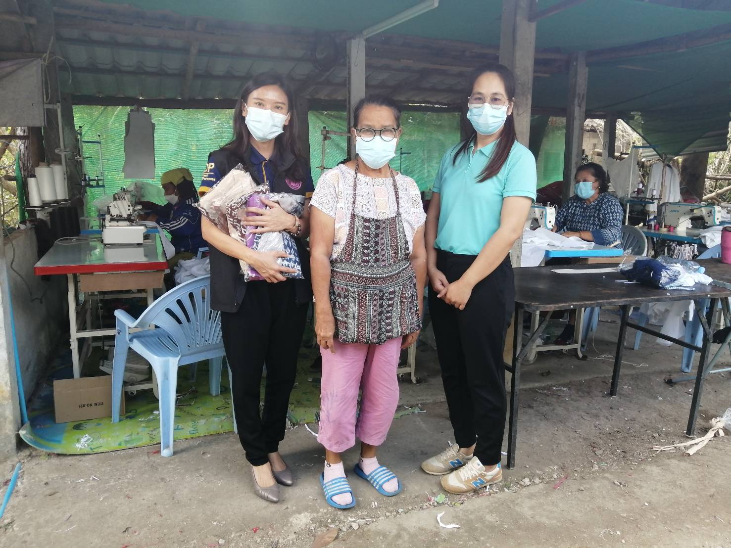 ส่งเสริมอาชีพ ภูมิปัญญาผู้สูงอายุ เสื้อพื้นเมือง ตำบลบ้านดง อำเภอแม่เมาะ จังหวัดล​ำ​ปาง​ 